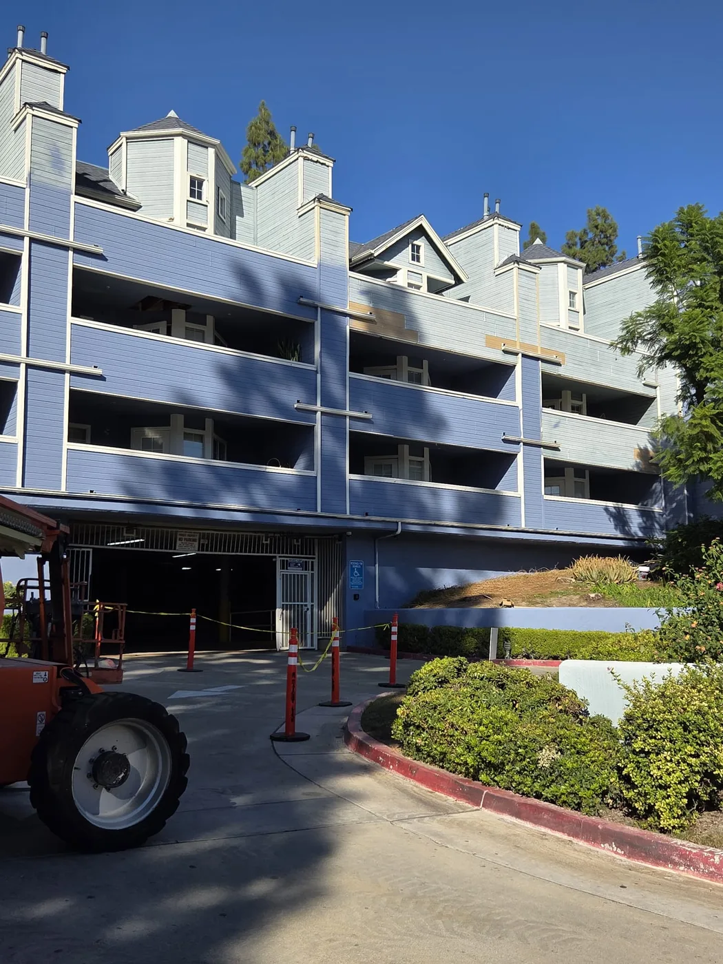 Boom lift working on a multi-story apartment repaint